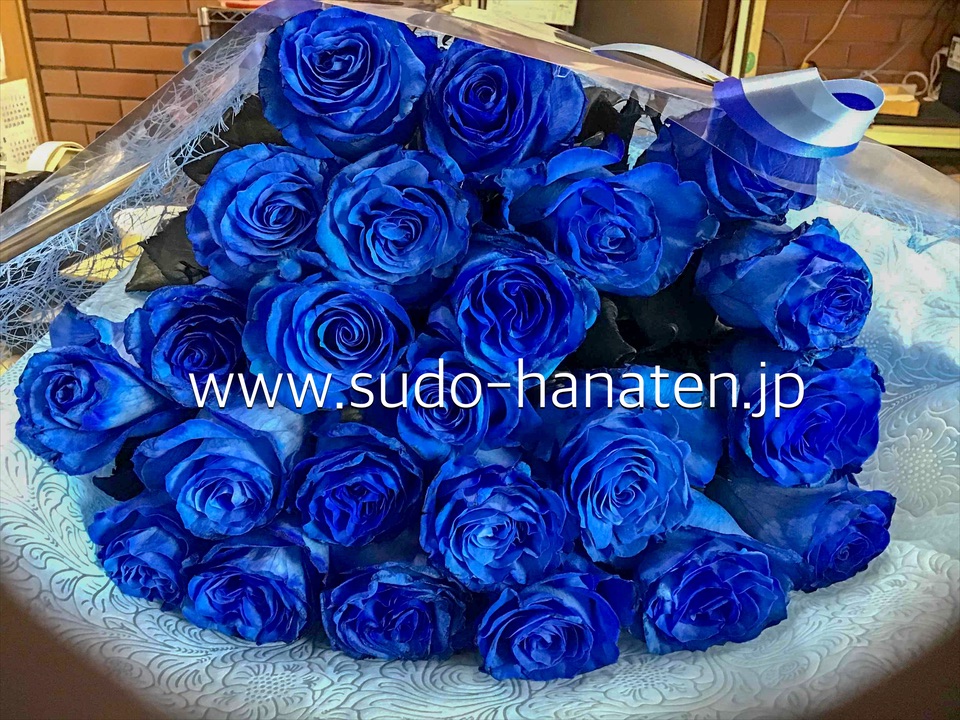 ロイヤルブルーの深い色味、青い薔薇の花束