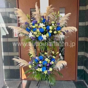 青いバラを入れたスタンド花1