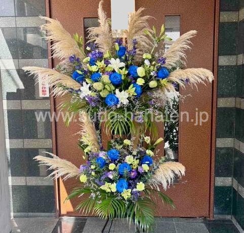 青いバラを入れたスタンド花1
