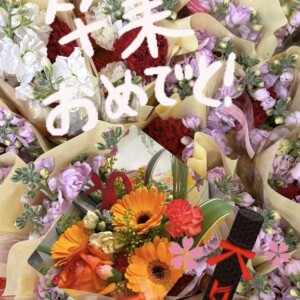 卒業を祝う春色の花束