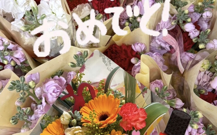 卒業を祝う春色の花束